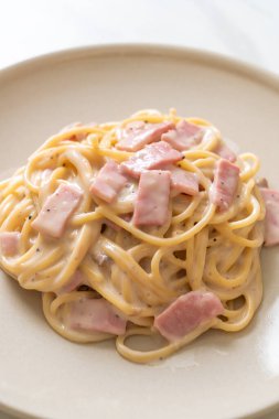 Jambonlu ev yapımı spagetti beyaz krema sosu. İtalyan usulü.