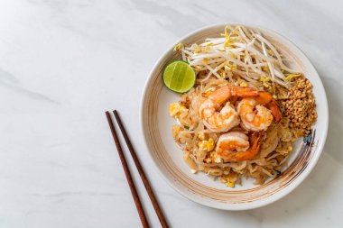 Karides ve lahanalı kızarmış şehriye ya da Pad Thai - Asya yemeği tarzı