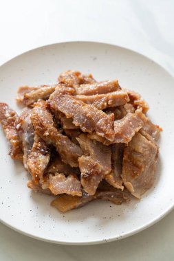 Izgara domuz boynu ya da Tayland baharatlı soslu kömür kaynayan domuz boynu.