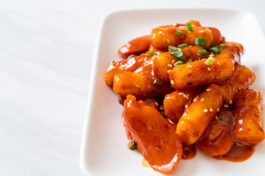 Baharatlı sosisli Kore pirinç keki çubuğu (Tteokbokki) - Kore yemeği tarzı