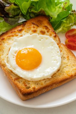 Peynirli ev yapımı ekmek ve kahvaltıda sebze salatasıyla birlikte kızarmış yumurta.