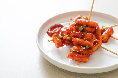 Kore usulü baharatlı soslu kızarmış Kore pirinç keki (Tteokbokki).