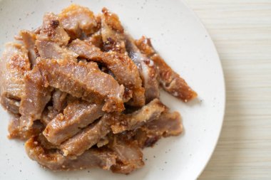 Izgara domuz boynu ya da Tayland baharatlı soslu kömür kaynayan domuz boynu.