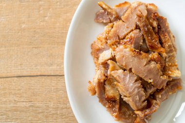 Izgara domuz boynu ya da Tayland baharatlı soslu kömür kaynayan domuz boynu.