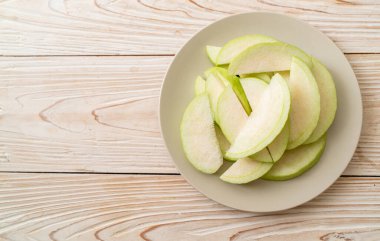 taze guava meyveleri (tropikal meyve) dilimlenmiş