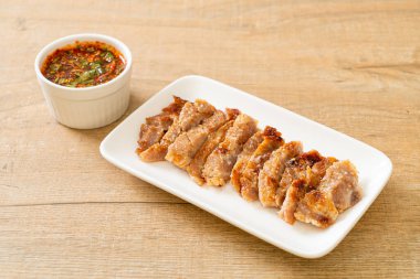 Izgara domuz boynu ya da Tayland baharatlı soslu kömür kaynayan domuz boynu.