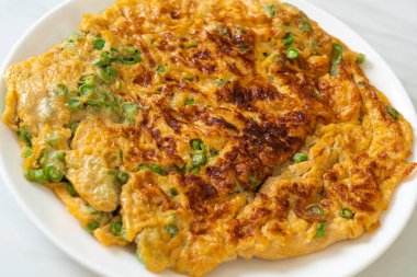 Uzun fasulyeli omlet ya da bezelye - ev yapımı yemek tarzı.