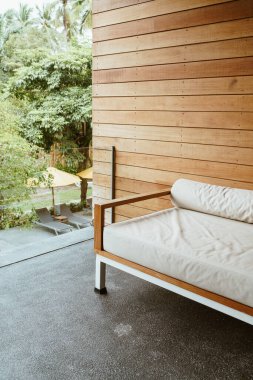 Boş kanepe ya da balkondaki kanepe rahatlamak için.