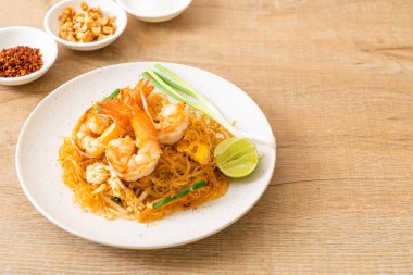 Vermicelli Pad Thai veya Tayland usulü karidesli kızartılmış vermicelli.
