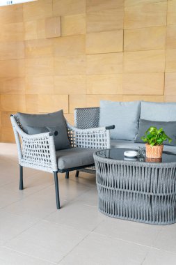 Boş bahçe sandalyesi ve yastıklı bir masa.