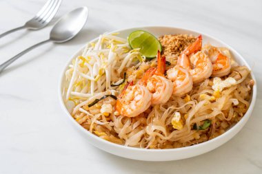 Karides ve lahanalı kızarmış şehriye ya da Pad Thai - Asya yemeği tarzı