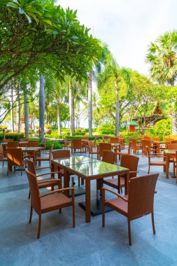 Cafe restoranında bahçe sandalyesi ve masa.