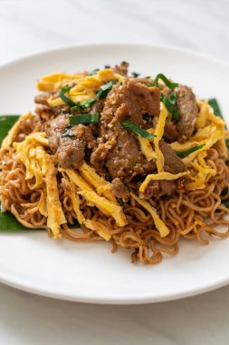 Domuz eti ve yumurtalı kızarmış şehriye Asya yerel sokak yemeği tarzı.