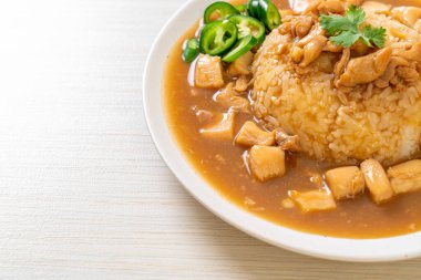 Kahverengi soslu tavuk mu yoksa pirinç soslu sos mu? Asya tarzı.