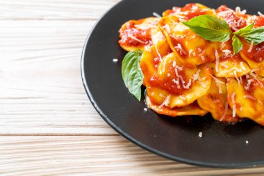 Domates soslu ve fesleğenli İtalyan usulü Ravioli.