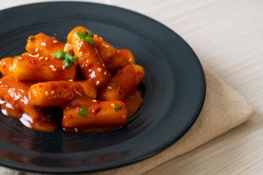 Baharatlı soslu Kore pirinç keki çubuğu (Tteokbokki) - Kore yemeği tarzı