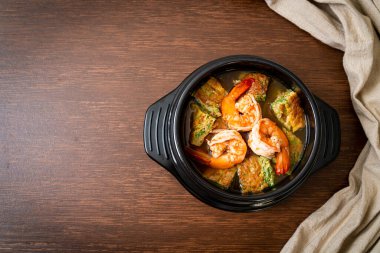 Karides ve sebze omletli Tamarind Paste 'den yapılmış ekşi çorba - Asya usulü.