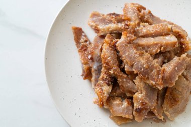 Izgara domuz boynu ya da Tayland baharatlı soslu kömür kaynayan domuz boynu.