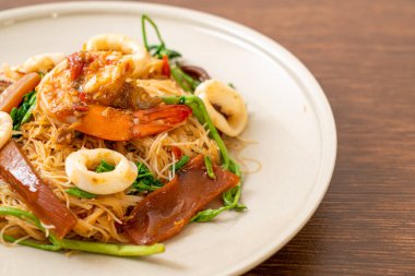 Kızarmış pirinç vermicelli ve deniz mahsullü mimoza, Asya usulü.