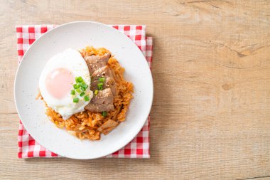 Kore usulü kızarmış yumurta ve domuz etli kimchi pilavı.