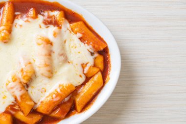 Peynirli Kore soslu Kore pirinç keki, peynirli Peynirli Tokpokki, Peynirli Tteokbokki - Kore yemeği tarzı