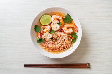 Baharatlı erişte çorbası ve beyaz kasede karides (Tom Yum Kung) - Asya yemeği tarzı