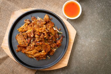 Kızarmış midyeli krep ya da midyeli omlet.