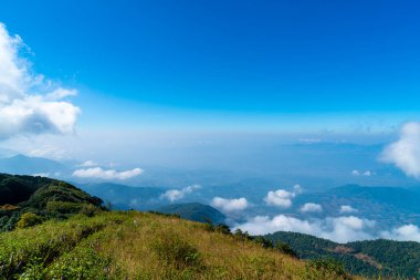 Tayland, Chiang Mai 'deki Kew Mae Pan Doğa Yolu' nda bulutlu ve mavi gökyüzü olan güzel bir dağ tabakası.
