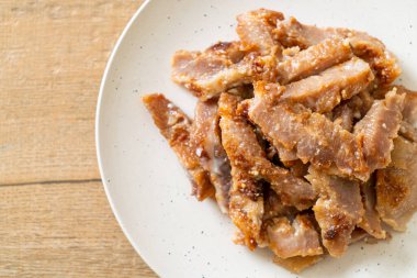 Izgara domuz boynu ya da Tayland baharatlı soslu kömür kaynayan domuz boynu.