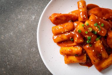 Baharatlı sosisli Kore pirinç keki çubuğu (Tteokbokki) - Kore yemeği tarzı