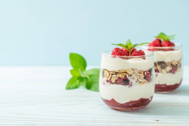 Tahıllı taze ahududu ve yoğurt.