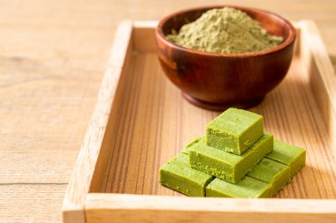 Taze ve yumuşak kibrit, yeşil çay tozlu yeşil çikolata.