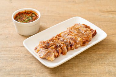 Izgara domuz boynu ya da Tayland baharatlı soslu kömür kaynayan domuz boynu.