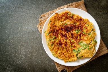Uzun fasulyeli omlet ya da bezelye - ev yapımı yemek tarzı.