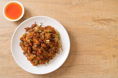 Kızarmış midyeli krep ya da midyeli omlet.