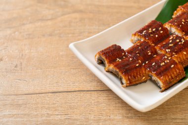Dilimlenmiş yılan balığı ya da soslu ızgara unagi (Kabayaki) - Japon yemeği tarzı.