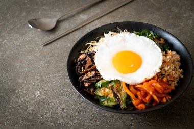 Bibimbap, Kore baharatlı salata pilav ve sahanda yumurta. Geleneksel Kore yemeği tarzı.