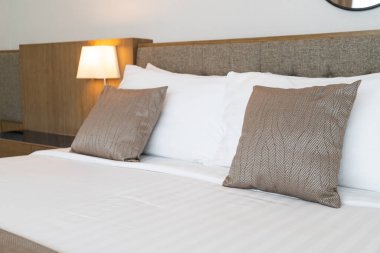 İç dekorasyon odasındaki güzel yastık.