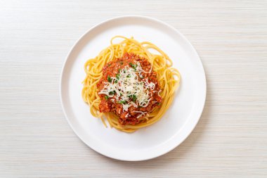 Spagetti bolonez domuz eti ya da kıymalı domates soslu spagetti İtalyan yemeği tarzı.