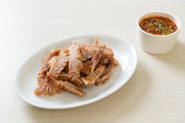 Izgara domuz boynu ya da Tayland baharatlı soslu kömür kaynayan domuz boynu.
