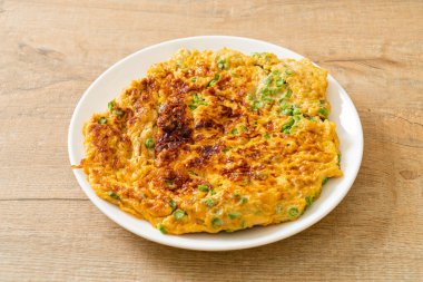 Uzun fasulyeli omlet ya da bezelye - ev yapımı yemek tarzı.