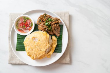 Kızarmış domuz eti ve baharatlı soslu yumurta, Asya usulü.