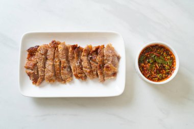 Izgara domuz boynu ya da Tayland baharatlı soslu kömür kaynayan domuz boynu.