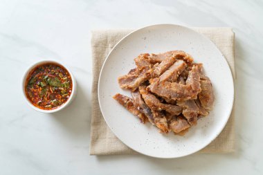 Izgara domuz boynu ya da Tayland baharatlı soslu kömür kaynayan domuz boynu.