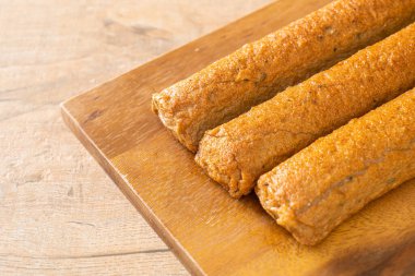 Kızarmış Çin balık köftesi ya da tahta üzerinde balık köftesi.