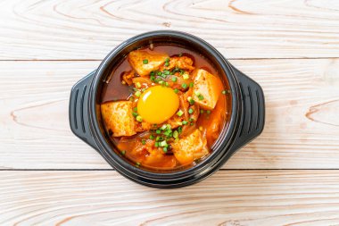  Tofu ve yumurtalı Kimchi Çorbası veya Kore Kimchi Güveci - Kore Yemekleri Geleneksel Tarzı