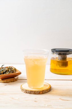 Ahşap arka planda buzlu yasemin çayı