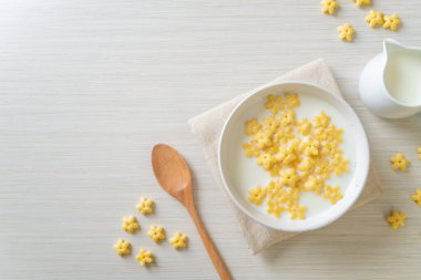 Kahvaltıda taze süt ve tahıl gevreği.