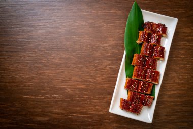 Dilimlenmiş yılan balığı ya da soslu ızgara unagi (Kabayaki) - Japon yemeği tarzı.