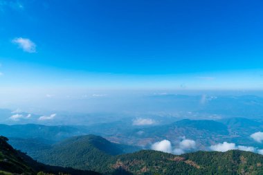 Tayland, Chiang Mai 'deki Kew Mae Pan Doğa Yolu' nda bulutlu ve mavi gökyüzü olan güzel bir dağ tabakası.